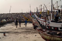 Accra;-Ghana;-Jamestown;-beach;-pirogue;-fishermen;-prow;-La-Jah;-inscription;-religious-reference;-Rastafarian;-sand;-breakwater;-artisanal-fishing;-fishing-community;-daily-life;-Gulf-of-Guinea;-West-Africa;-historic-district;-documentary-photography;-Kaleidos;-Kaleidos-images;-La-parole-à-limage;-Stories-Pictures;-Tarek-Charara